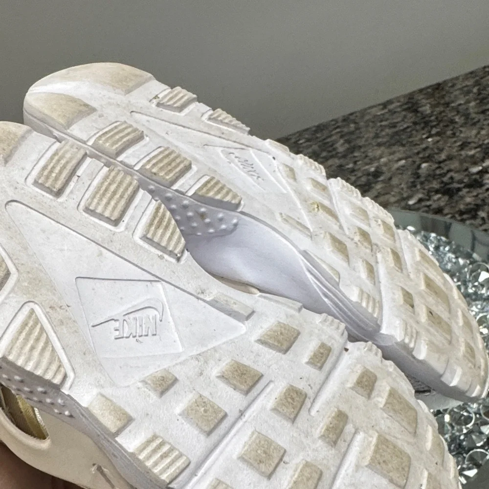 Nike huaraches Kids White and Tan Sneakers 10C